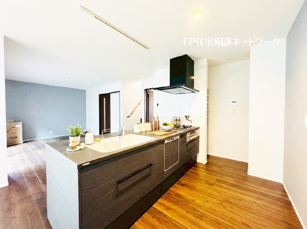 リビングのお子様を見守りながらお料理が出来る対面式カウンターキッチン。ご家族との会話がはずみます。