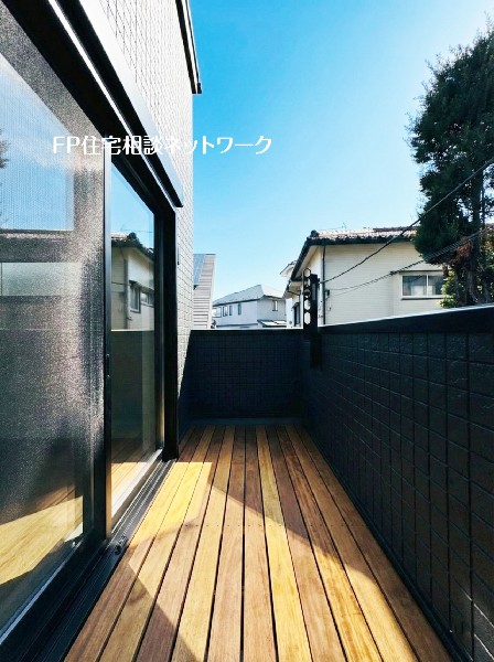 太陽の光と爽やかな風を受けたお洗濯物はあっという間に乾き、取りこむ時には太陽の匂いを感じられそう。  