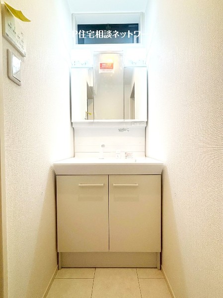 ウォシュレット、暖房便座機能付のトイレです。１階と2階の2ヶ所に設置しているので忙しい朝も便利です。