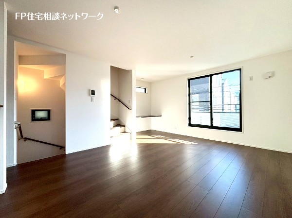 2階リビングは窓が多く日当り良好。人の目を気にせずに寛げます。窓を開ければバルコニーに繋がり開放的。