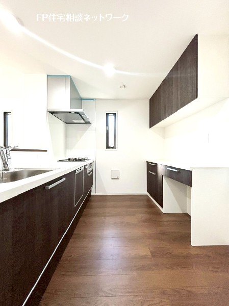 リビングで遊ぶお子様を見守りながらお料理が出来る対面式キッチン。料理中でもご家族との会話も楽しめます