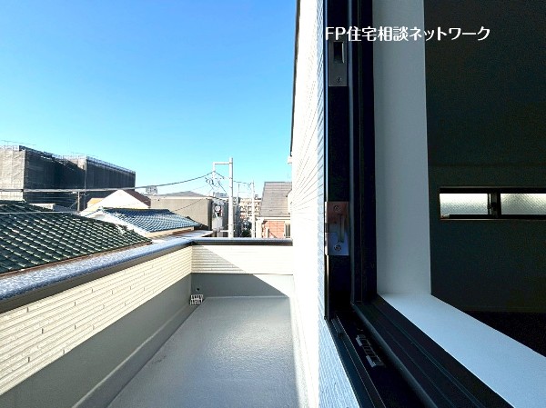 太陽の光と爽やかな風を受けたお洗濯物はあっという間に乾き、取りこむ時には太陽の匂いを感じられそう。  