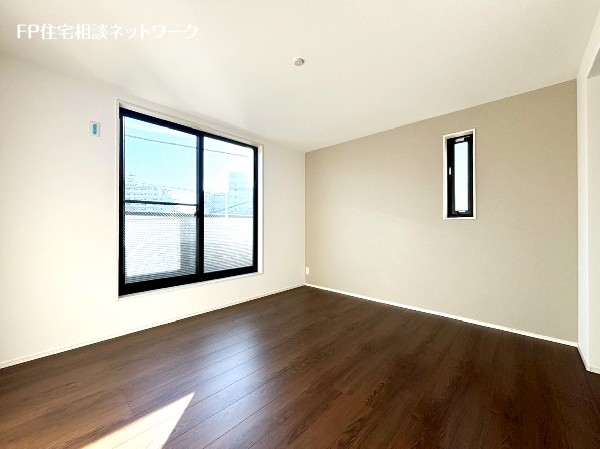 光を沢山取り込めるバルコニーに面したお部屋。日差しを長時間受ける事が出来るお部屋に癒されます。