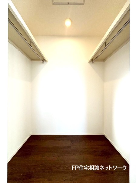 大容量のウォークインクローゼット付きなので季節物のお洋服などもきちんと収納することができます。