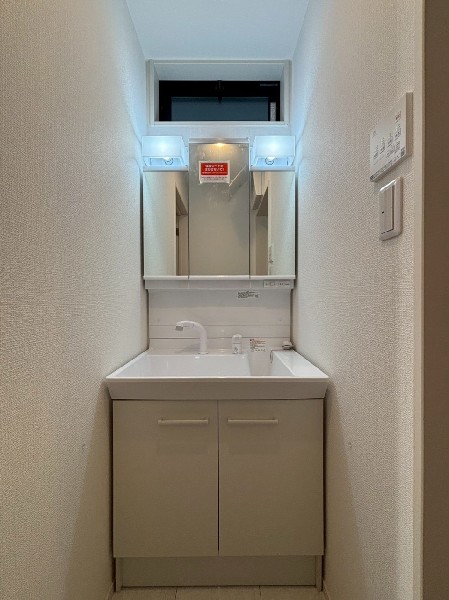 鏡の裏に収納棚を確保した三面鏡を採用。化粧品や歯ブラシなどを機能的に収納し、朝の身支度も快適です。