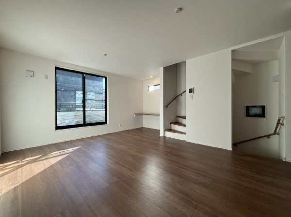 2階リビングは窓が多く日当り良好。人の目を気にせずに寛げます。窓を開ければバルコニーに繋がり開放的。