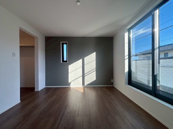 光を沢山取り込める大きな窓。日差しを長時間受ける事が出来る暖かいお部屋です。