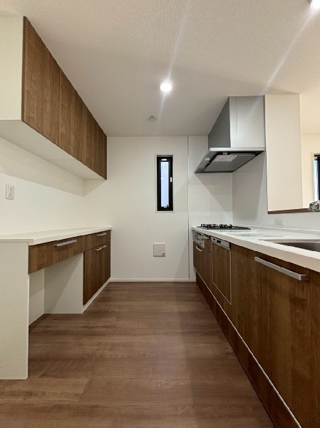 機能性とデザイン性を兼ね備えた嬉しいキッチン。食器洗乾燥機付きなので後片付け楽々。嬉しい浄水器も。