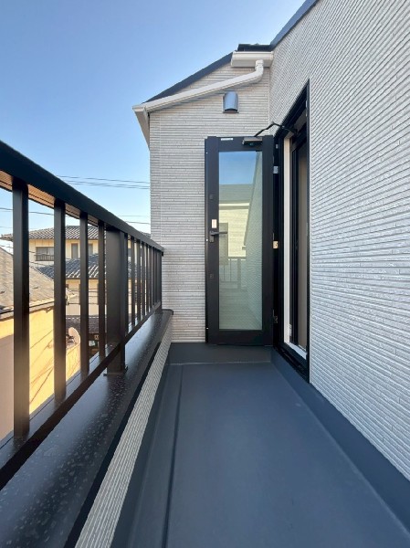 南向きのバルコニーで、お洗濯もあっという間に乾きそう。家事もスムーズにこなせますね。