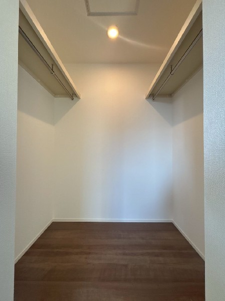 大容量のウォークインクローゼット付きなので季節物のお洋服などもきちんと収納することができます。