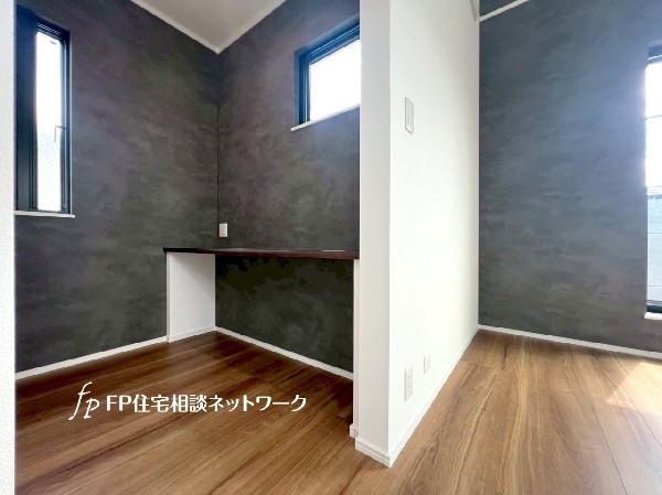 リビングにはリモートワーク、家事、勉強など多用途に使える備付けカウンターがあります。大きな窓から光が入ります。