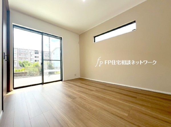 2面採光でお部屋の隅々まで明るい印象の居室。おひさまの光と爽やかな風をたっぷりと取り込めます。