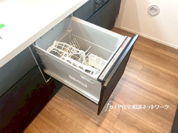 機能性とデザイン性を兼ね備えた嬉しいキッチン。食器洗乾燥機付きなので後片付け楽々。嬉しい浄水器も。