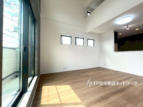 2階リビングは窓が多く日当り良好。人の目を気にせずに寛げます。窓を開ければバルコニーに繋がり開放的。