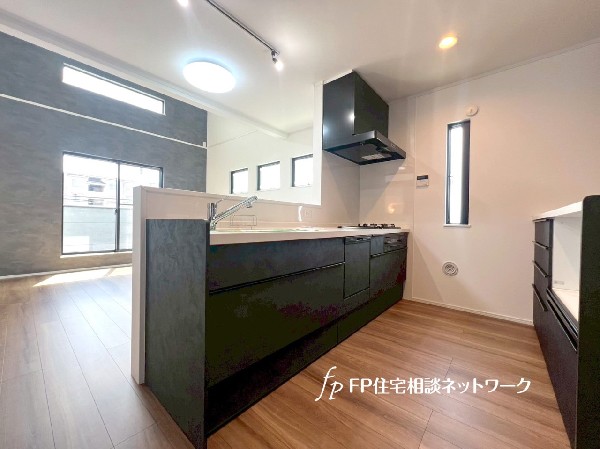 会話がはずむ対面キッチン。背面にはスライド収納カウンター付き。電子レンジや炊飯器などの家電が収納できます。