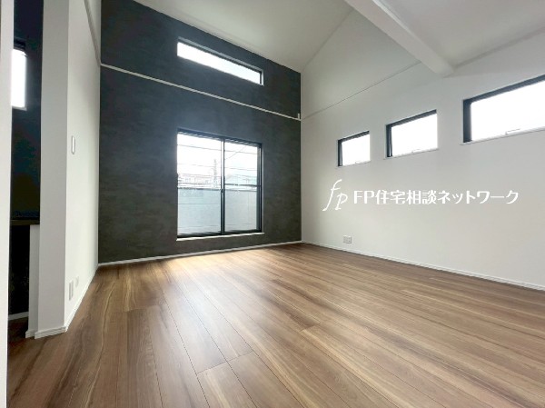 リビング上部は勾配天井を採用し開放的な空間になっています。また屋根裏を利用したロフトスペースを作りました。