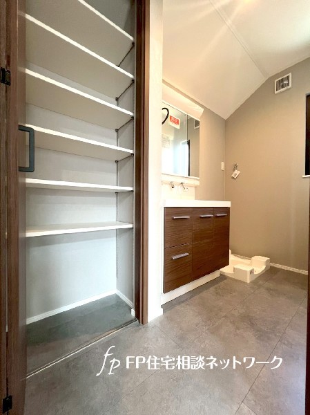 洗面室には収納棚を設置。洗剤・化粧品・ドライヤー類や、毎日使うタオルなどもすっきりと片付きますね。