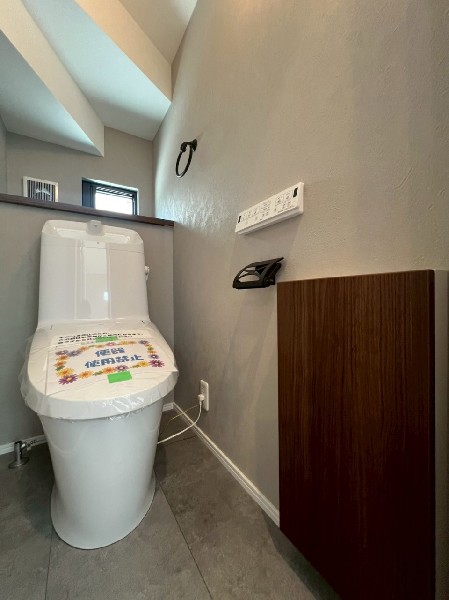 洗浄機能付き便座を標準装備。便座保温機能もあるので寒い季節も安心。窓があるので陽ざしが入ります。