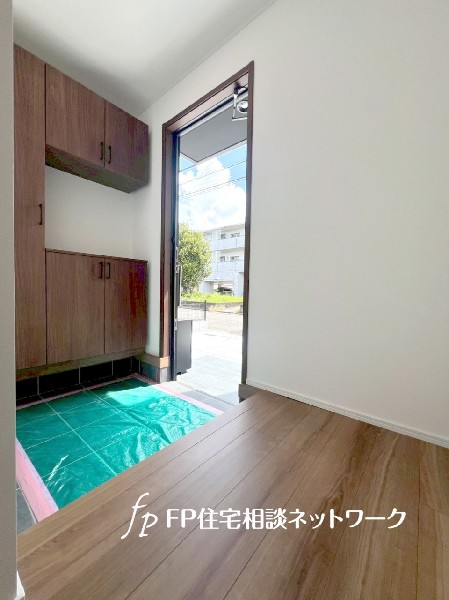 コの字型の玄関収納はカウンターがあるので、写真や絵を飾ったり自分好みのインテリアを楽しめそうですね。