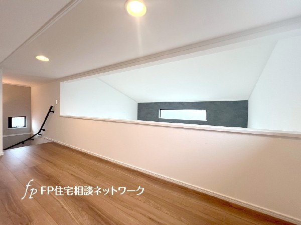 6帖の大型ロフト。趣味の空間、収納、書斎など、多用途に使えます。固定階段なので危なくありません。