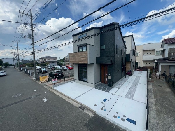 外観:東側は駐車場、西側は隣地の通路、南側は団地の庭で解放感のある空間が広がっています。陽当り、通風良好。