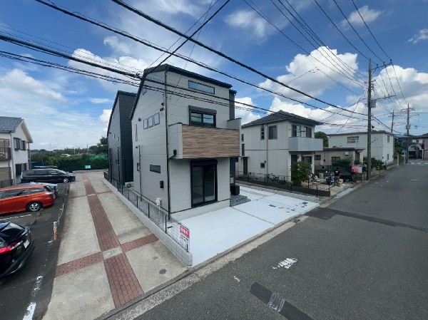 外観:前面道路は車通りの少ない道路。小さなお子様も安心です。お車の出し入れが苦手な方も駐車しやすそうです。