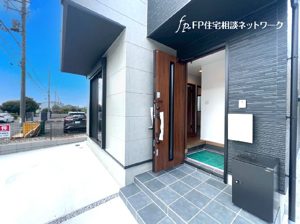 外観:JR横浜線、地下鉄グリーンラインL「中山」駅徒歩圏内。ショッピングモールが近くにあり買い物にも便利です。