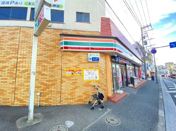 周辺環境:セブンイレブン横浜小机町店(時間を問わず幅広い品物が揃うので、立ち寄る機会も多いコンビニ。近くにあると何かと便利ですね。)