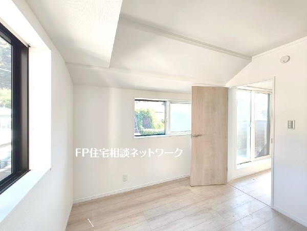 2面採光でお部屋の隅々まで明るい印象の居室。おひさまの光と爽やかな風をたっぷりと取り込めます。