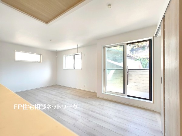 2階リビングは窓が多く日当り良好。人の目を気にせずに寛げます。窓を開ければバルコニーに繋がり開放的。