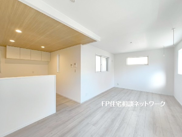 家族だんらんのスペースとなるリビング。窓からの日差しがリビングの隅々までしっかりと届きます。