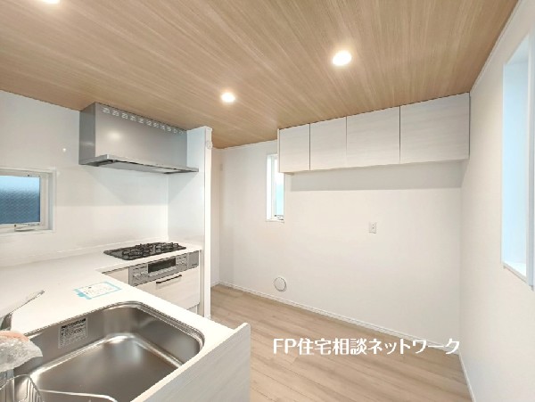 機能性とデザイン性を兼ね備えた嬉しいキッチン。背面には備え付けの吊戸棚があり、収納スペースを確保。