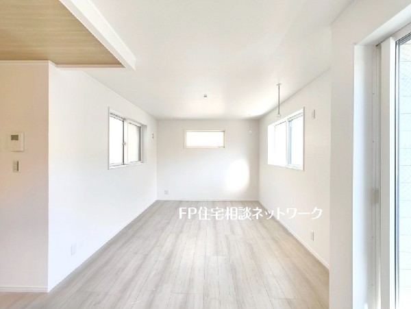 リビングには室内物干しが設置されています。部屋干しは光熱費も節約でき、加湿のメリットもありますね。