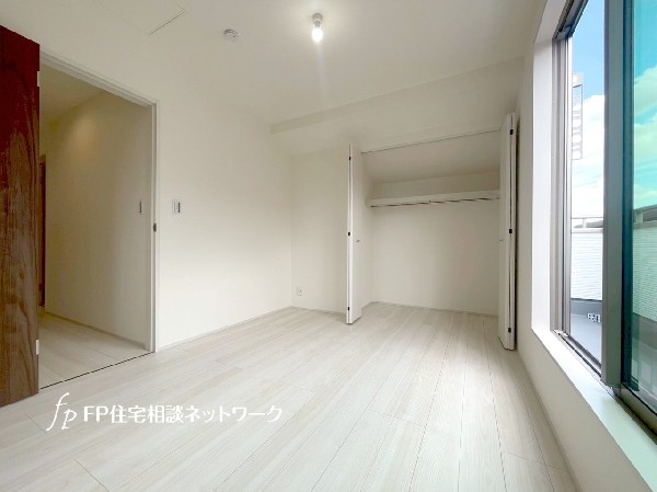 全居室に収納を完備。季節物のお洋服などもしっかりと収納し、居室空間を隅々まで使えるのが嬉しいですね。