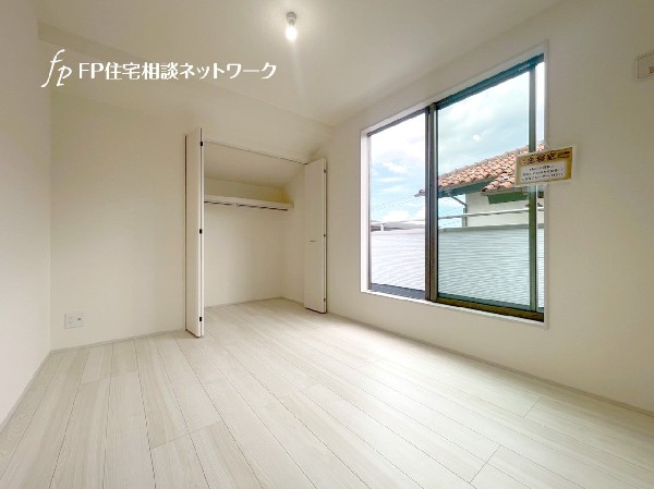 光を取り込みやすい2面採光の居室は日当たり良好です。クローゼット完備で収納スペースも十分。