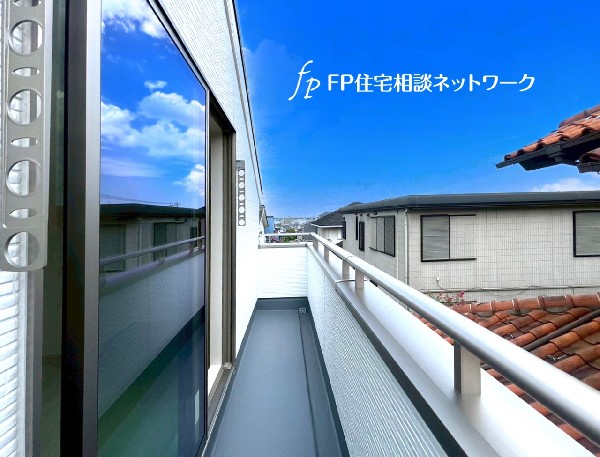 南に面したバルコニー。太陽の光と爽やかな風を受けたお洗濯はあっという間に乾きそうですね。