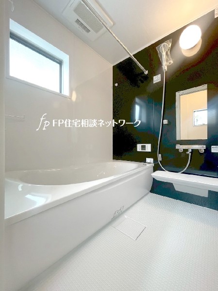 ゆったり入れる1坪タイプの浴室。花粉が気になる季節や雨天時のお洗濯に便利な浴室換気乾燥暖房機付です。