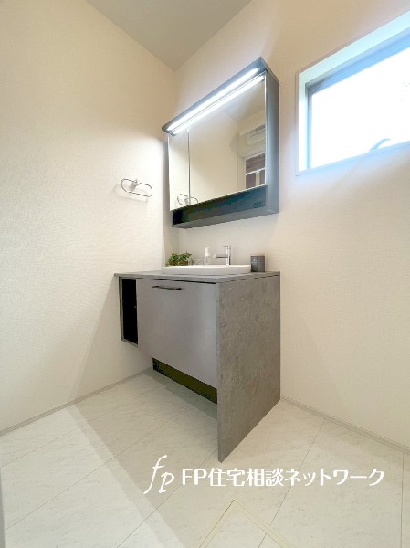 窓から光が入り明るい洗面室。デザイン性と機能性に優れた洗面台で、毎朝の身支度が気持ちよく出来そう。