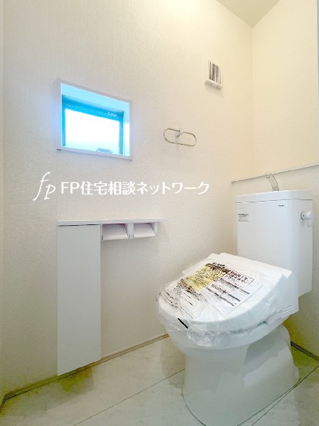 トイレは1階と2階に2カ所あります。朝の忙しい時間も慌てることなく使用できるので助かりますね。