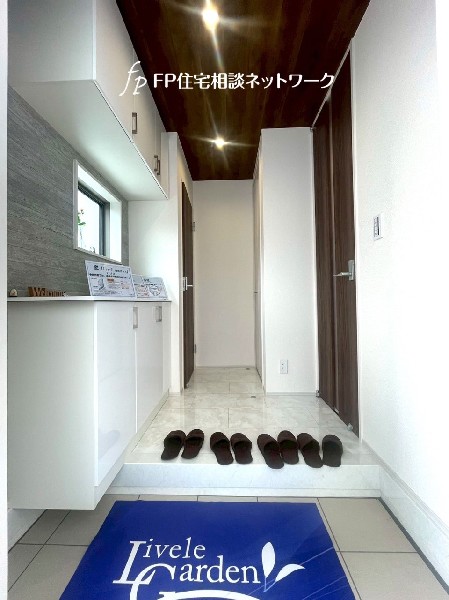 自然光が射し込み明るい玄関です。玄関収納の他に廊下収納があり、お出かけグッズもすっきり片付きそう。