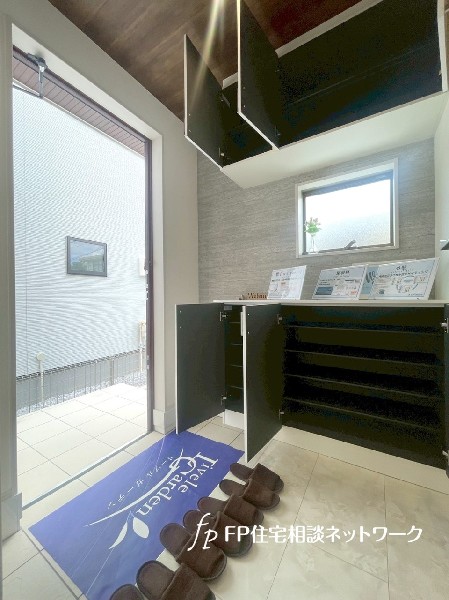 玄関収納にはカウンター部分があるので、写真や絵を飾ったり、自分好みのインテリアを楽しめそうですね。