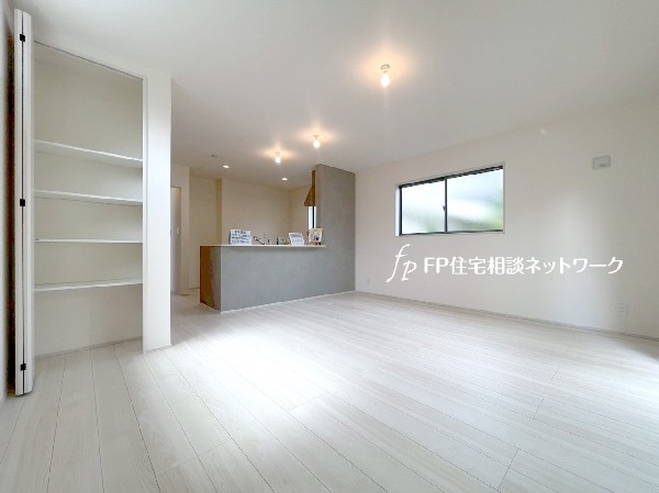 家族だんらんのスペースとなるリビングは、3面採光で日当たり良好です。可動棚付きのリビング収納あり。