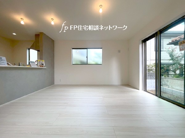 南に大きく面した掃出し窓から光が降りそそぐ開放的なリビング。自然の恵みが、快適で心地の良い空間を演出