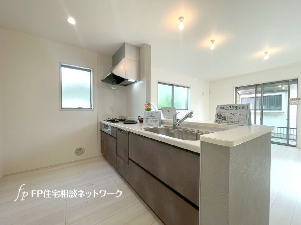 リビングのお子様を見守りながらお料理が出来る対面式カウンターキッチン。ご家族との会話がはずみます。