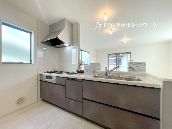 機能性とデザイン性を兼ね備えた嬉しいキッチン。食器洗乾燥機付きなので後片付け楽々。嬉しい浄水器も。