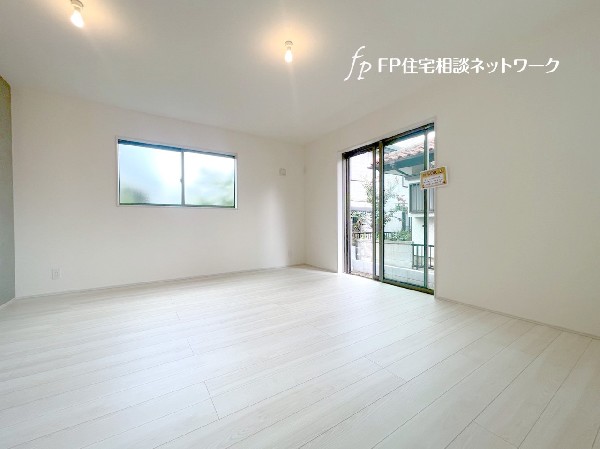 リビングには庭に面した大きな窓があり、広がりを感じます。明るいリビングがご家族団欒の時を作ります。