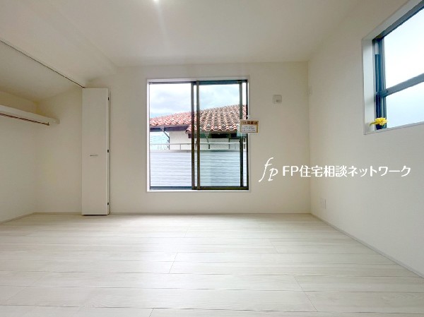 2面採光でお部屋の隅々まで明るい居室。バルコニーにも出られて、爽やかな風をたっぷりと取り込めます。