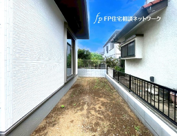 外観:南側にお好みのグリーンやお花を植えられるスペースがあるので、ちょっとしたガーデニングも楽めそうです。