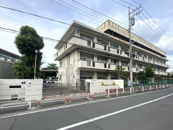 周辺環境:緑小学校(各学年4～5クラスの小学校。鶴見川周辺の自然に触れながら、子供たちがのびのびと学校生活を送れます。)