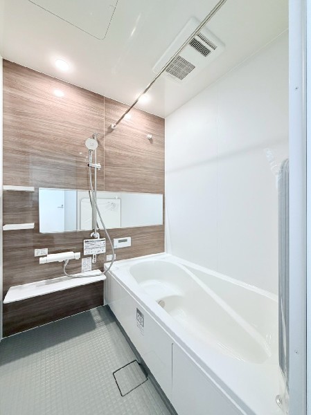 ゆったり入れる1坪タイプの浴室。花粉が気になる季節や雨天時のお洗濯に便利な浴室換気乾燥暖房機付です。